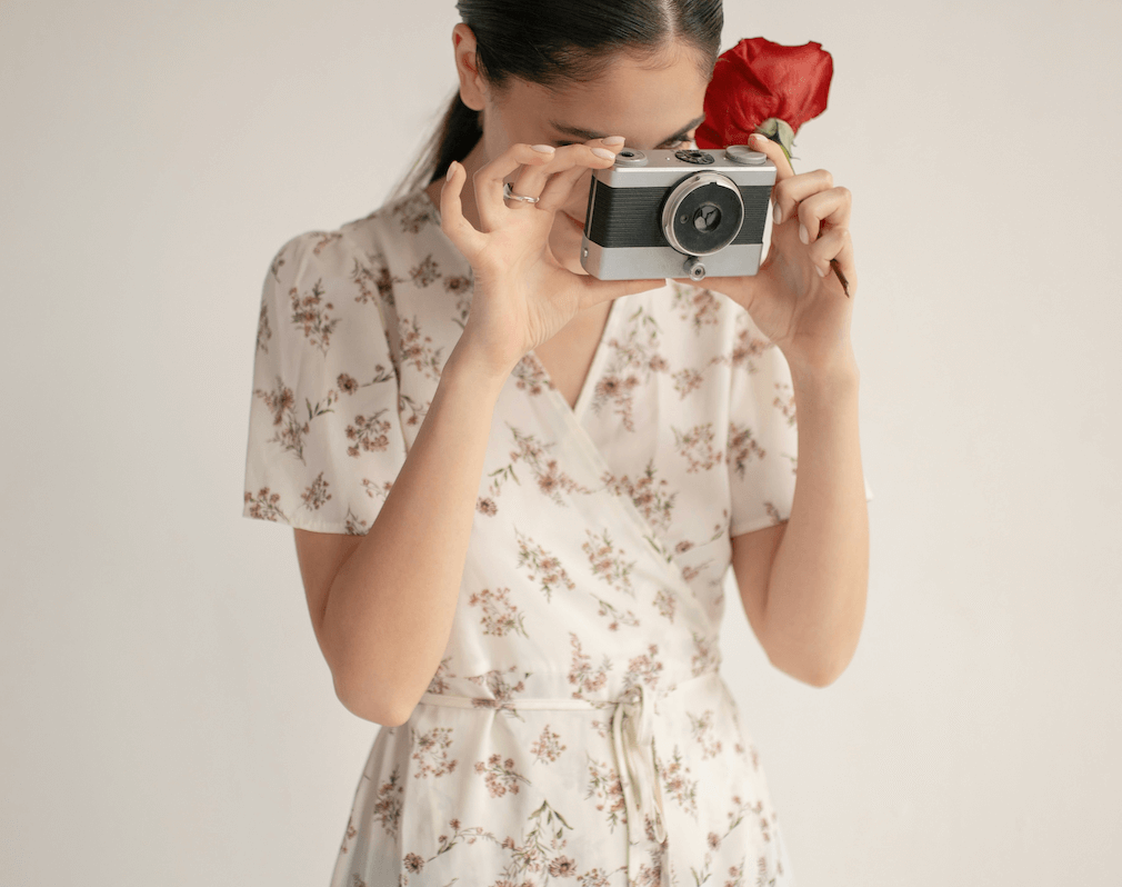 Cortefiel tira la casa por la ventana y rebaja los vestidos sueltecitos que causan furor entre las mujeres +50 a menos de 20 euros