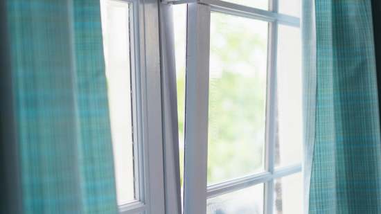 Sólo necesitarás un rotulador y una esponja: limpiar los rieles de las ventanas nunca fue tan fácil