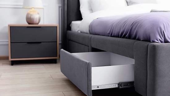 Las camas tipo canapé o con cajones son muy prácticas para ganar espacio.