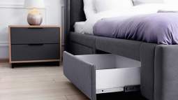 Las camas tipo canapé o con cajones son muy prácticas para ganar espacio.