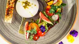 Burrata con bacalao fresco y otras recetas fáciles, deliciosas y originales para comer este queso fresco más allá de ensaladas