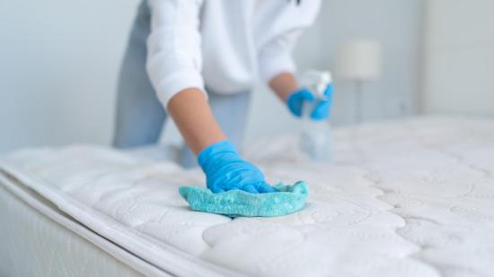 Cómo quitar las manchas de un colchón según la Marie Kondo española