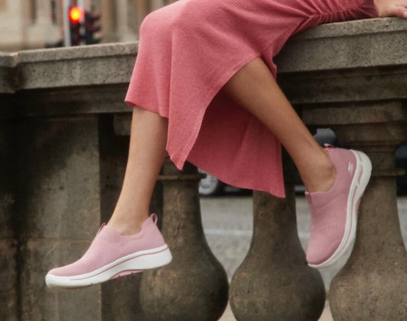 Las zapatillas Skechers sin cordones por las que suspiran las mujeres +50 porque son más cómodas y fáciles de calzar están todavía rebajadas
