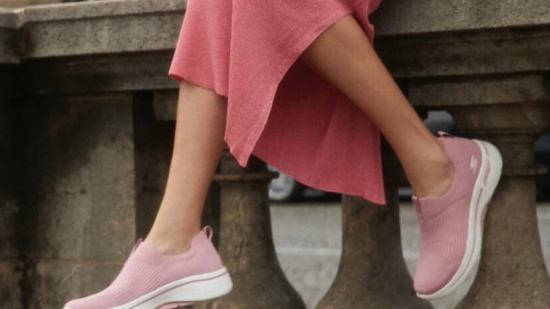 Las zapatillas Skechers sin cordones por las que suspiran las mujeres +50 porque son más cómodas y fáciles de calzar están todavía rebajadas