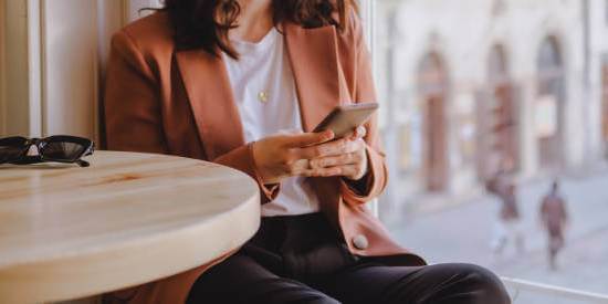 El truco más fácil del mundo para colgar abrigos largos en los armarios y que no arrastren