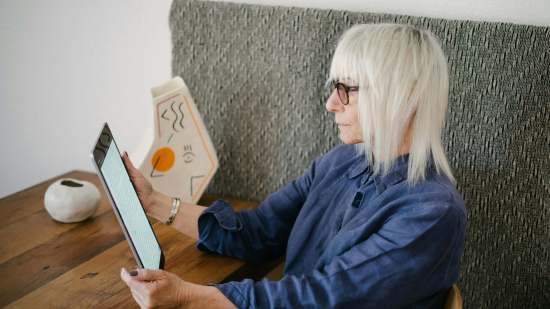 La blusa vaquera de C&A tirada de precio de la que no paran de hablar las mujeres +50 porque pega con todo y será tendencia en primavera