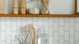 Marie Kondo utiliza unos organizadores de madera para la cocina prácticos y bonitos que hemos encontrado mucho más baratos en Ikea