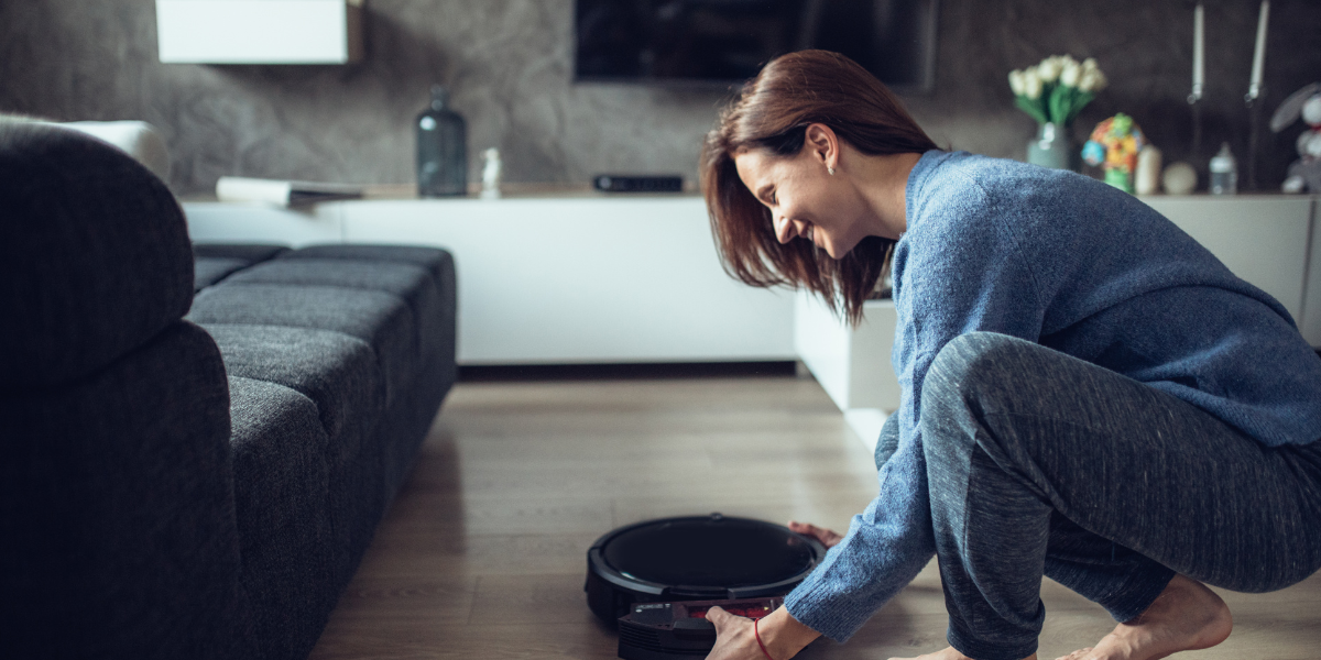 Portada mujer robot aspirador