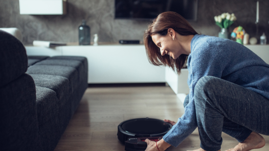 Portada mujer robot aspirador