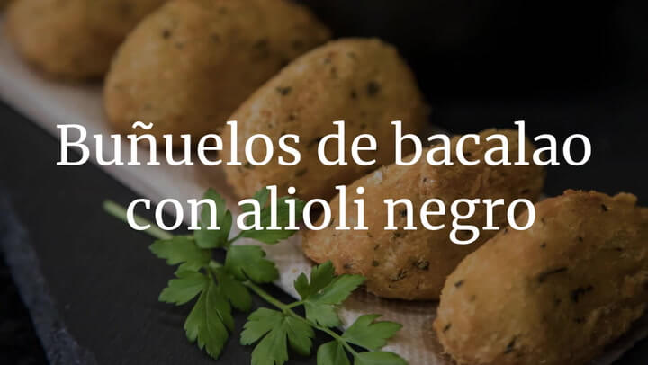 Buñuelos de bacalao con alioli negro