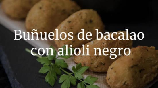 Buñuelos de bacalao con alioli negro