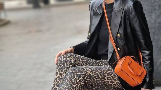 El Corte Inglés se suma a la moda de los pantalones de leopardo que aman las mujeres +50 con estos modelos que son cómodos y estilizan