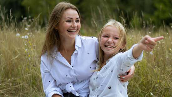 Las camisas de la nueva colección de Cortefiel que están agotando las mujeres +50 para primavera porque estilizan y son elegantes