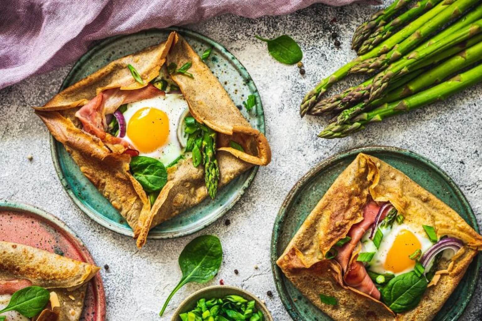 nalesnikowe-kieszonki-z-jajkiem-szparagami-i-szynka-m-scaled