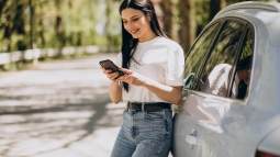 mujer-joven-hablando-telefono-su-coche-electro_1303-26787