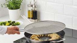 Ikea tiene el accesorio más práctico y barato para no manchar los azulejos al cocinar