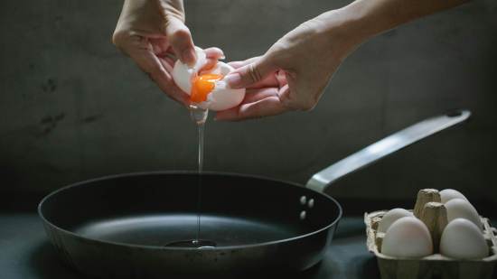 Ikea tiene el accesorio más práctico y barato para no manchar los azulejos con salpicaduras al cocinar