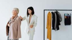 Seis vestidos sueltecitos tirados de precio de Primeriti, el outlet de El Corte Inglés que arrasa entre las mujeres +50 para encontrar chollos