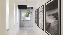 7-pasillo-en-blanco-y-negro-con-suelo-de-parquet-elementos-arquitectonicos-grandes-cuadros-fotos-blanco-y-negro-como-decorar-un-pasillo-largo-y-moderno