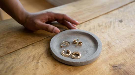 Así es cómo Marie Kondo organiza joyas y otros accesorios para mantener el orden en joyeros y cajones