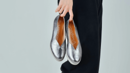 Las bailarinas de Skechers y otros modelos cómodos y bonitos por los que las mujeres +50 apuestan para calzar esta tendencia en primavera