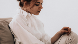 De El Corte Inglés a Parfois: las blusas blancas elegantes y baratas que las mujeres +50 están agotando para llevar en Semana Santa