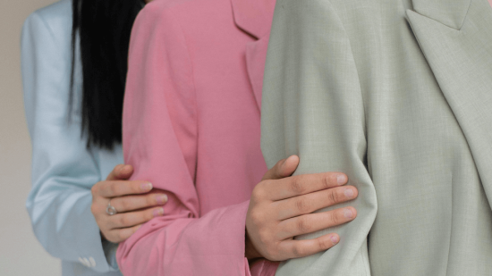 Los trajes de chaqueta de Mango en los que están invirtiendo las mujeres +50 para bodas, bautizos y comuniones de primavera