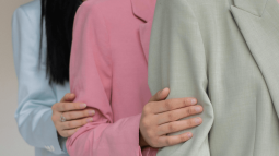 Los trajes de chaqueta de Mango en los que están invirtiendo las mujeres +50 para bodas, bautizos y comuniones de primavera