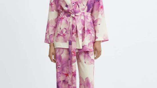 Los trajes de chaqueta de Mango en los que están invirtiendo las mujeres +50 para bodas, bautizos y comuniones de primavera