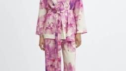 Los trajes de chaqueta de Mango en los que están invirtiendo las mujeres +50 para bodas, bautizos y comuniones de primavera