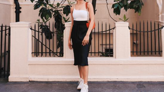 De Skechers a Pitillos: seis zapatillas cómodas y bonitas para primavera que arrasan entre las mujeres +50 para llevar con vestidos y pantalones