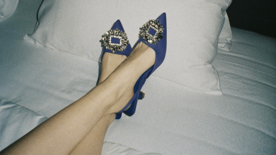 Zara le hace la competencia a Mango con unas bailarinas por menos de 23 euros que están agotando las mujeres de +50 esta primavera