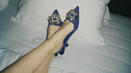 Zara le hace la competencia a Mango con unas bailarinas por menos de 23 euros que están agotando las mujeres de +50 esta primavera