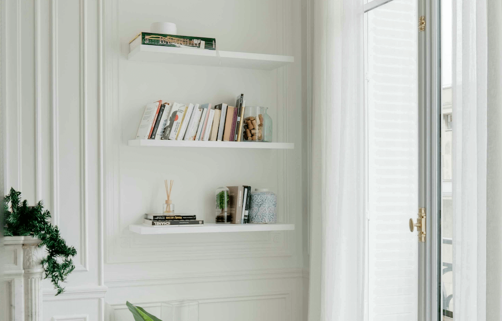 Las estanterías de pared de Ikea y otros productos compactos y súper baratos para sacar el máximo partido a los dormitorios pequeños