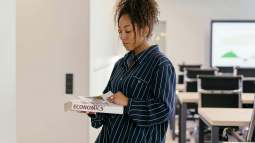 Lidl tiene la camisa de rayas de la que todas las mujeres +50 hablan porque estiliza, es cómoda y cuesta menos de cinco euros