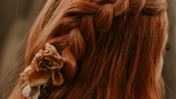 Cinco peinados de invitada sencillos y rápidos para lucir un cabello de diez en las bodas, bautizos y comuniones de esta primavera