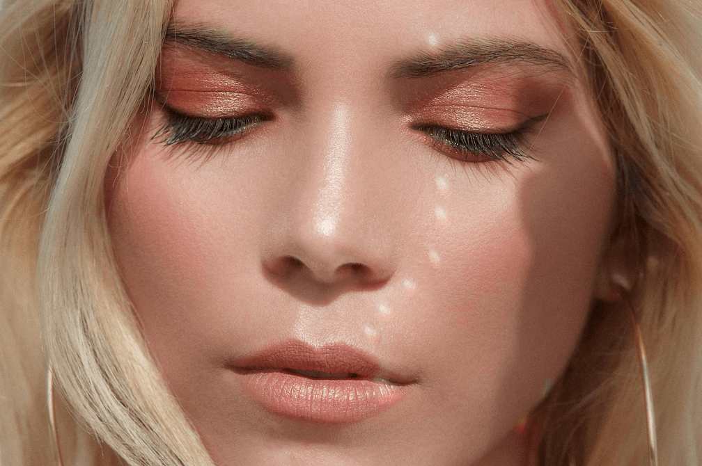 Estos son los trucos de las expertas para crear el peach makeup, el maquillaje en tonos melocotón que promete arrasar en primavera