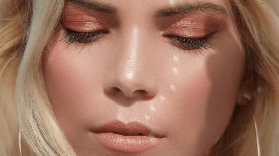 Estos son los trucos de las expertas para crear el peach makeup, el maquillaje en tonos melocotón que promete arrasar en primavera