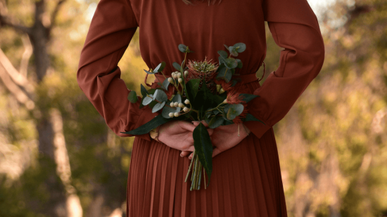 De C&A a Massimo Dutti: los conjuntos de camisa y falda que triunfan entre las madres de comunión porque estilizan y son elegantes