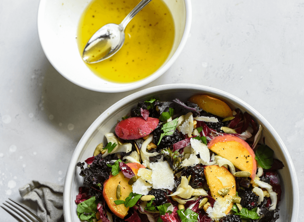 Cinco aliños con aceite de oliva originales y sabrosos con los que aderezar tus recetas de ensaladas esta primavera