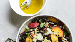 Cinco aliños con aceite de oliva originales y sabrosos con los que aderezar tus recetas de ensaladas esta primavera