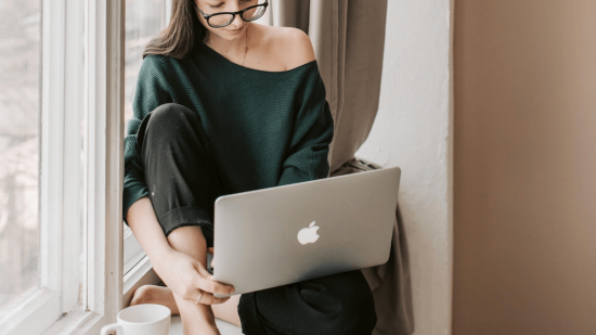 Cortefiel tiene el conjunto de punto ligero que causa furor entre las mujeres +50 porque es cómodo, barato y fresquito para cuando haga calor