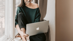 Cortefiel tiene el conjunto de punto ligero que causa furor entre las mujeres +50 porque es cómodo, barato y fresquito para cuando haga calor