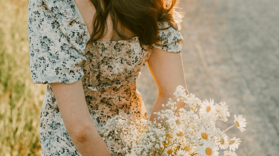 De Mango a Parfois: los vestidos de flores que están conquistando a las mujeres +50 esta primavera porque son holgados y elegantes