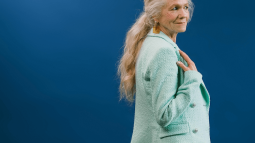 C&A le hace la competencia a Zara o Sfera con estos trajes de chaqueta elegantes y coloridos que arrasan entre las mujeres +50 en eventos