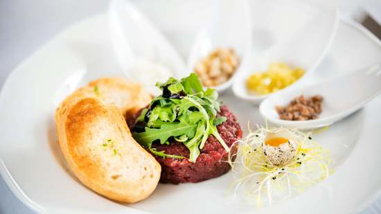 Con fuet, atún o tomate: las recetas de tartar más sencillas y fáciles de hacer para resolver cualquier comida o cena en primavera