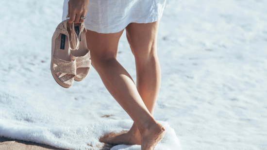 Las sandalias de Skechers con cuña sensata que están agotando las mujeres +50 porque son cómodas y versátiles para la oficina o para eventos