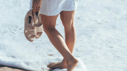 Las sandalias de Skechers con cuña sensata que están agotando las mujeres +50 porque son cómodas y versátiles para la oficina o para eventos