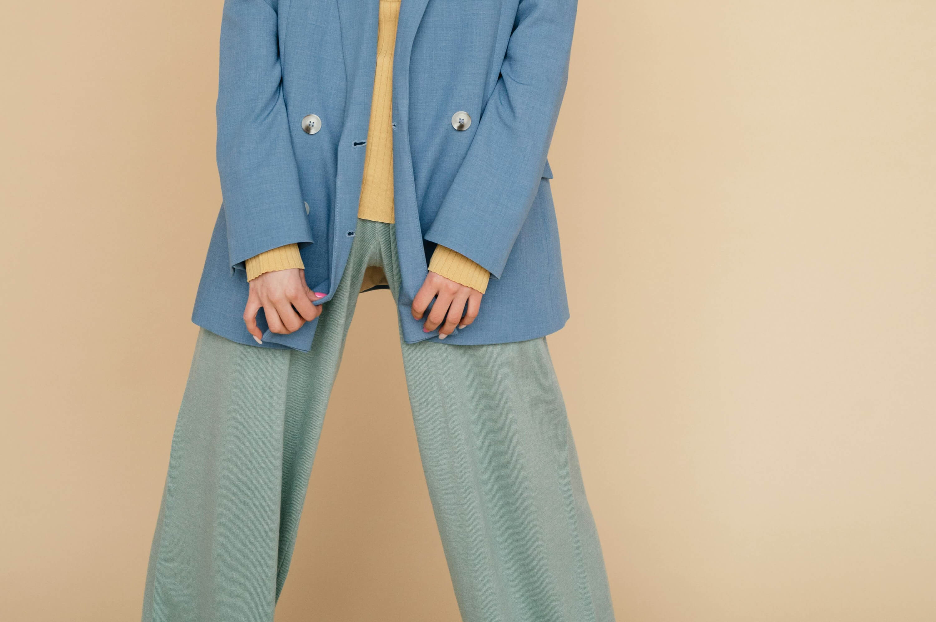 De Cortefiel a Zara: los pantalones holgados que las mujeres +50 están agotando porque son cómodos, estilizan y combinan con todo