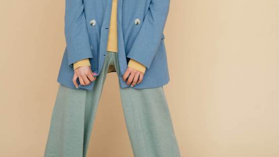 De Cortefiel a Zara: los pantalones holgados que las mujeres +50 están agotando porque son cómodos, estilizan y combinan con todo